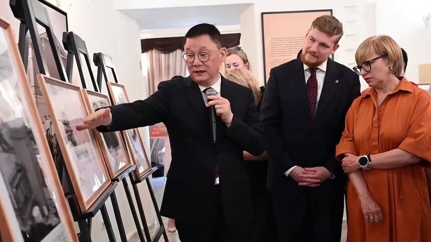 中国式现代化成就图片展在车里雅宾斯克举行