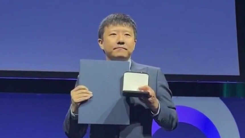 中国数学家邓煜和王虹获得菲尔兹奖