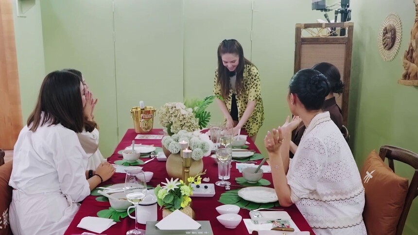 新晋魔术女王！昆凌表演魔术惊呆顾客