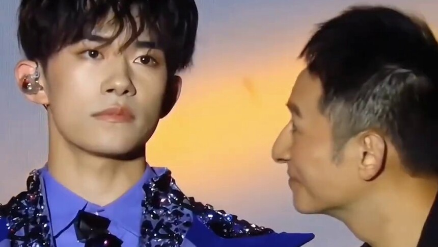 刷刷综X快乐老家：维嘉偶遇易烊千玺立牌 完全演我遇到朋友本人