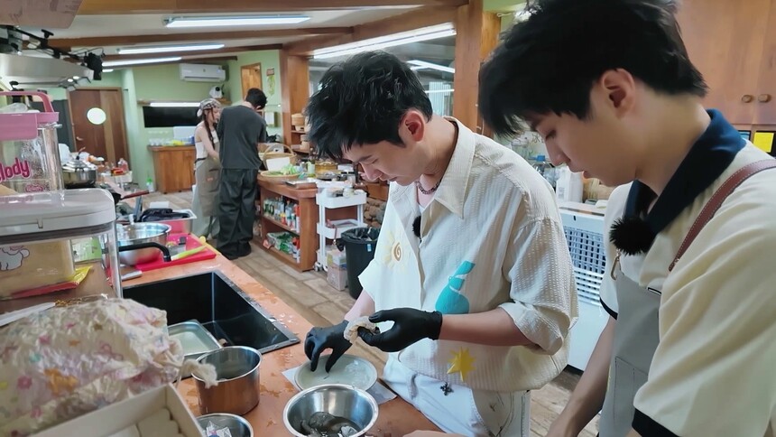 专业的事交给专业的人！黄晓明专业挑虾线十年