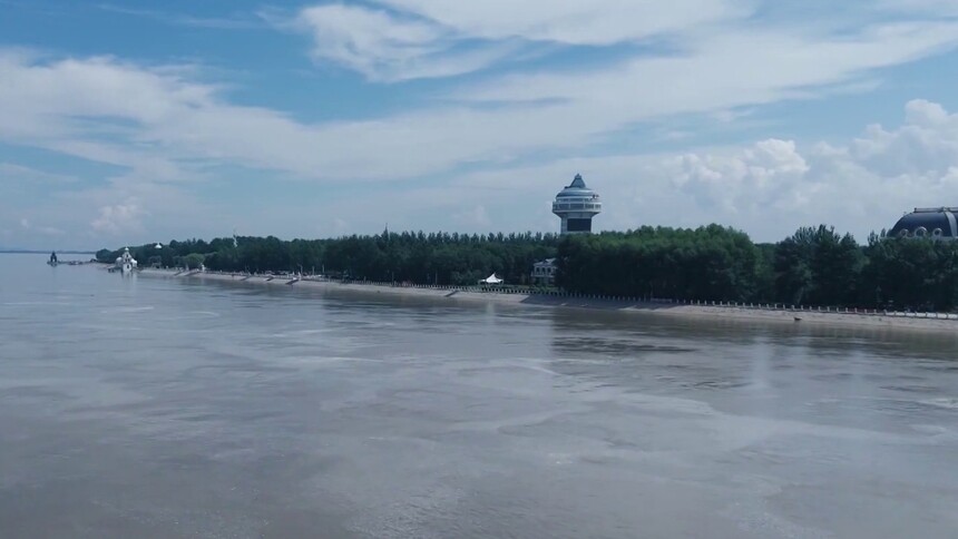 黑龙江同江：两江洪峰将接续过境