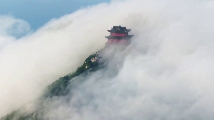 河南南阳：雨后现云海景观 云涛翻涌如诗如画