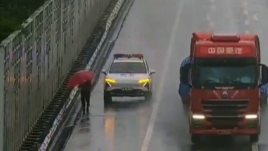 江苏扬州 暴雨中老人误入高速 被安全护送回家