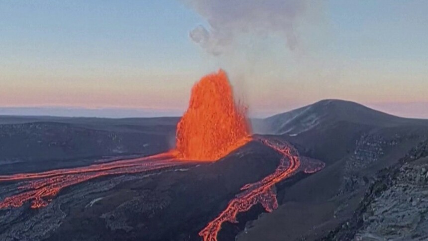 美国夏威夷：基拉韦火山“熔岩喷泉”高度超30米