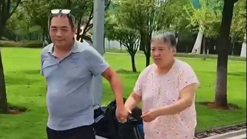 他带患阿尔茨海默症的老伴跑车 这束花叫“莫离”，我们永远不分离