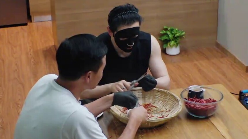 黄晓明敷面膜剪辣椒 回忆与林大厨初遇