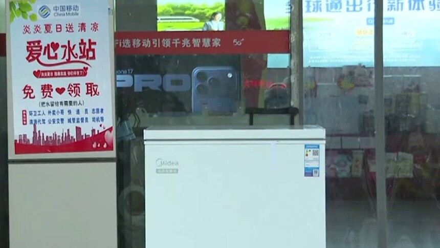 湖南持续高温 爱心接力送清凉