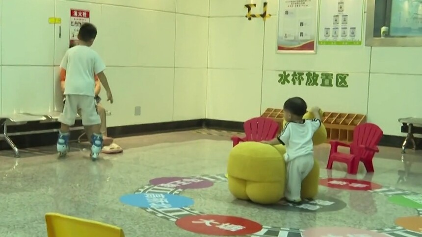 长沙地铁站变身“遛娃乐园” 跳房子等小游戏让纳凉更有趣