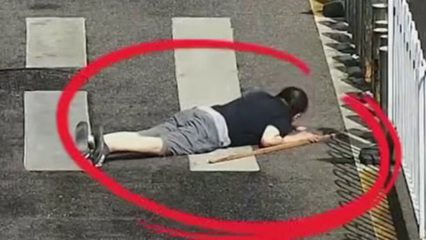 西渡街头再现暖心一幕 老人身体失衡摔倒街头 城管职工细心救助