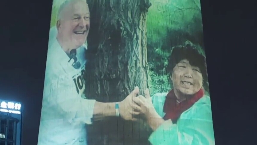 光影致敬殷玉珍与“赛考斯”跨越26年的治沙情谊