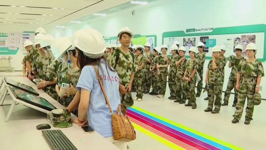 长沙这所职院新生实地探访企业一线：实地观摩 近距离看生产车间与直播新业态