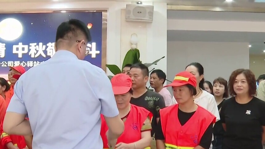 湖南国寿为户外劳动者送上中秋暖意：政企联动传大爱 暖心守护城市烟火