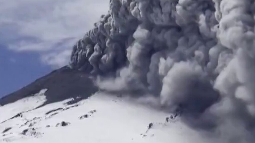 智利奇廉火山喷发 火山灰柱高近400米