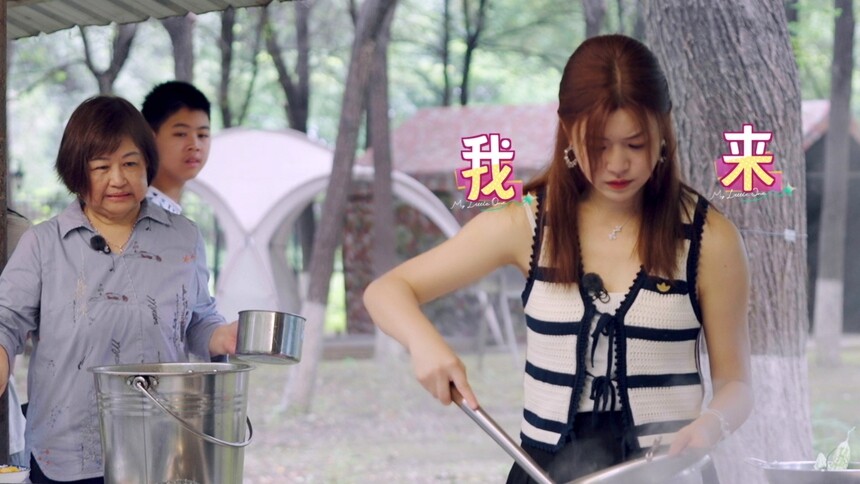 陈妍希策划家庭旅游 一人承包烧柴火做饭