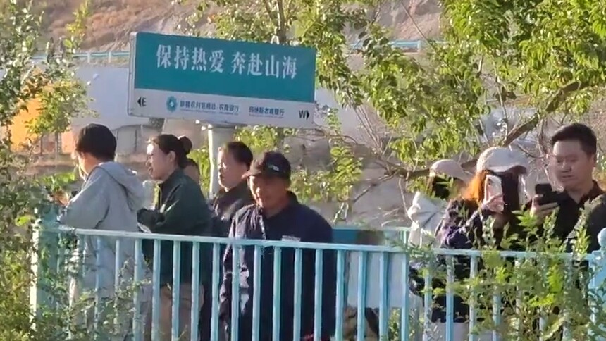 国庆赏秋 新疆肯斯瓦特迎来客流高峰