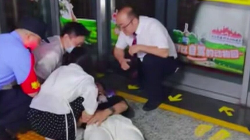 19岁小伙发病晕倒 众人合力施救：男子乘车突发不适 晕倒站台情况危急