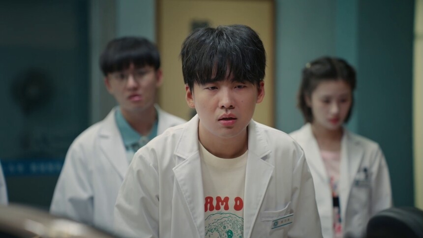 《此处通往繁星》第1集看点：王灿富二代美梦破碎！重返殡二代