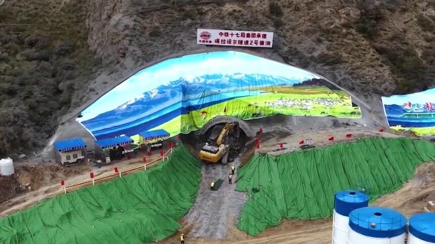 新疆：伊阿铁路喀拉诺尔隧道顺利进洞施工