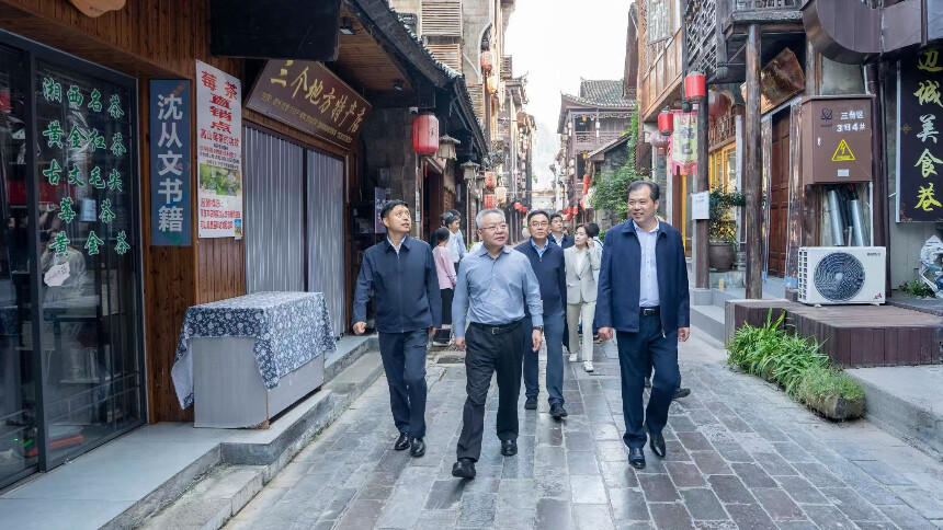 沈晓明调研湘西州经济社会发展情况 发挥资源禀赋和特色优势 加快推动民族地区高质量发展