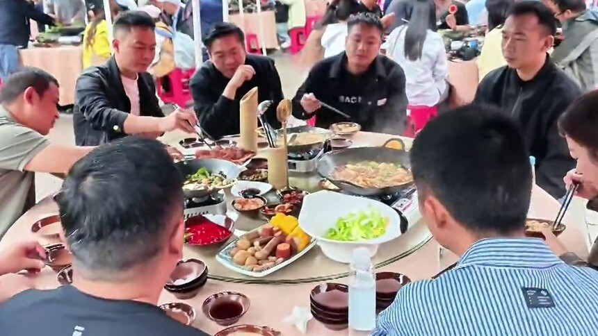 千城百县看中国｜湖北恩施：金秋刨汤宴飘香