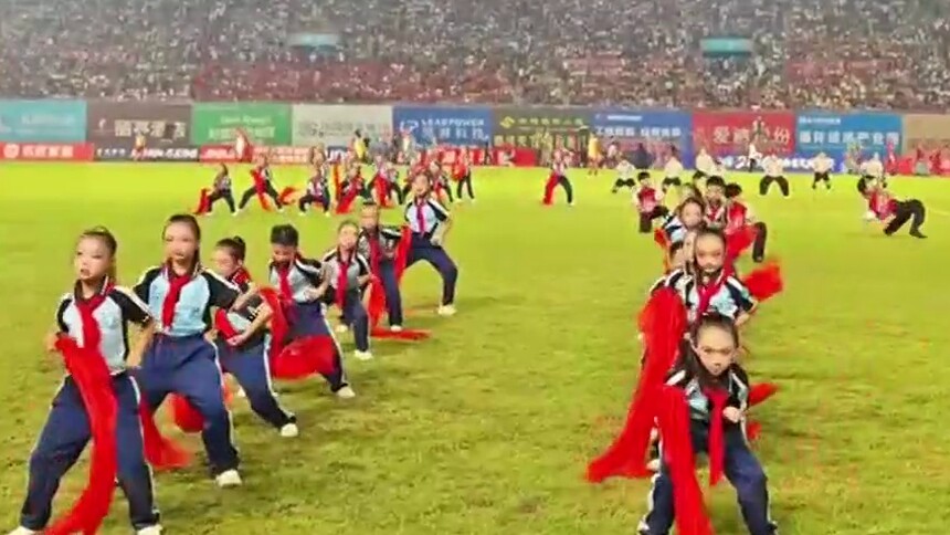 传统戏曲碰撞动感街舞 “湘超”中场节目秀点燃赛场氛围